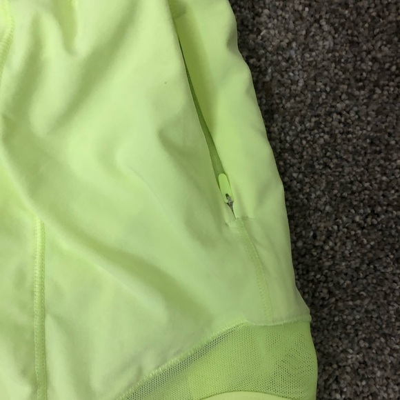 Lululemon Hotty Hot Low-Rise Lined Short 4" in Electric Lemon Size 2 Neon - Picture 6 of 16